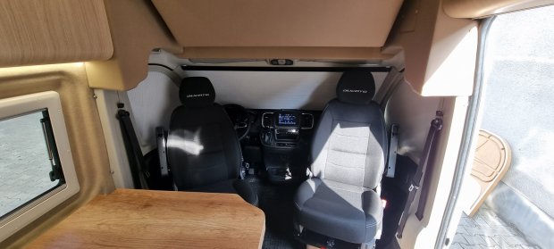 Kabina kampera z dwoma fotelami Ducato i drewnianym stolikiem