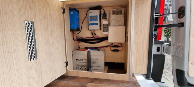 Szuflada z instalacją elektryczną kampera: akumulator, kontroler MPPT i przewody.