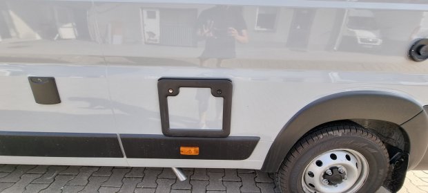 Boczny panel białego vana z ramką tablicy, pomarańczowym światłem i kołem