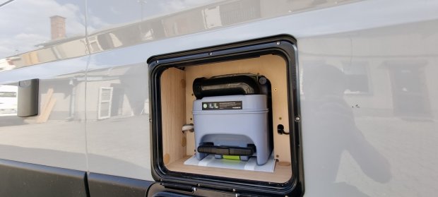 Kasetowa toaleta turystyczna w wysuwanej skrytce bocznej kampera