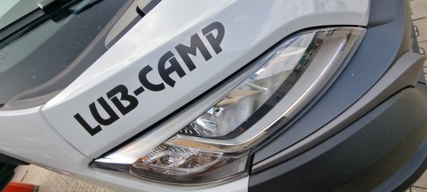 Zbliżenie maski i reflektora kampera z napisem LUB-CAMP