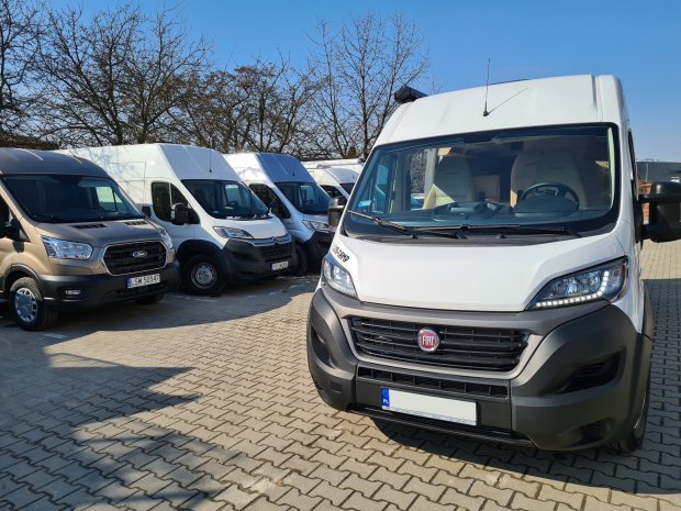 Zaparkowane furgony, na pierwszym planie biały Fiat Ducato