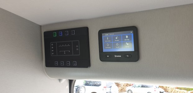 Dwa panele sterujące (dotykowy ekran i panel kontrolny) zamontowane na ścianie kampera