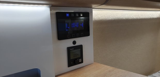 Panel sterowania z dwoma cyfrowymi wyświetlaczami w wnętrzu kampera