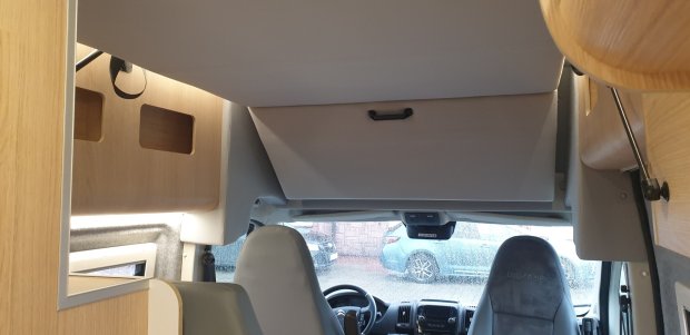 Wnętrze kampera: przednie fotele, kokpit i schowek nad kabiną