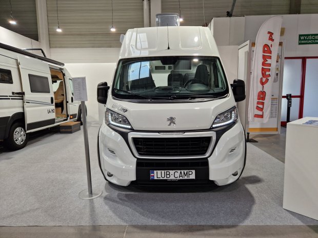 Biały kamper Peugeot z przodu na targach, tablica rejestracyjna LUB-CAMP