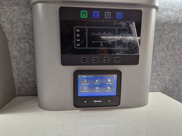 Panel sterowania Truma z dotykowym wyświetlaczem i ikonami funkcji