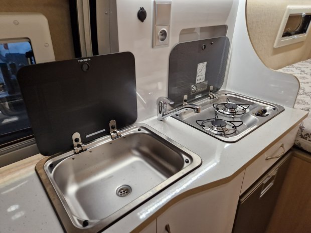 Kompaktowa kuchenka i zlewozmywak z kranem w przyczepie kempingowej