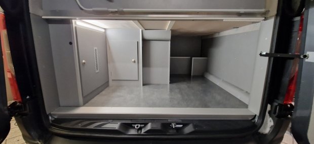 Przestrzeń bagażowa vana z szafkami, półkami i taśmą LED, szare wykończenie
