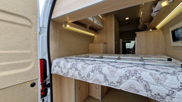 kamper z opuszczanym łóżkiem